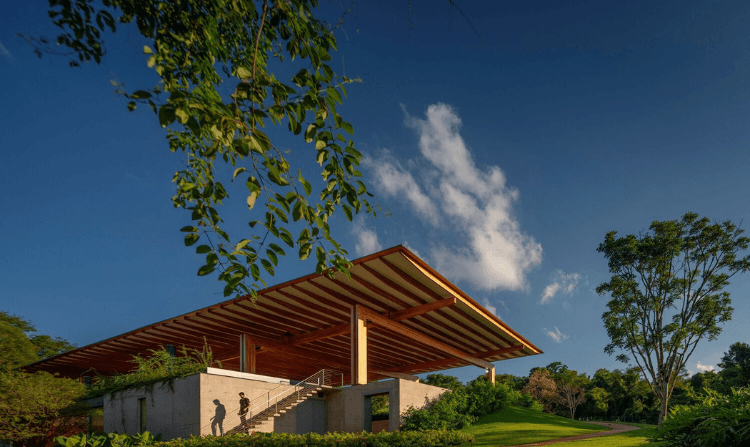 Residencia RDJ: Integración Armónica con la Naturaleza