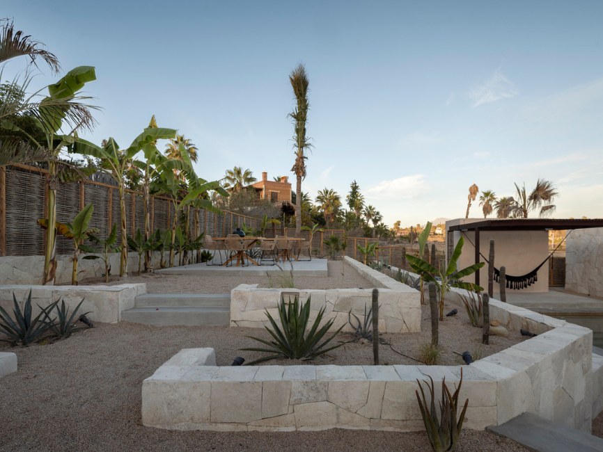 Refugio natural diseñado por el estudio Ápiron, se encuentra en Todos Santos, Baja California Sur. Su nombre proviene del término maya