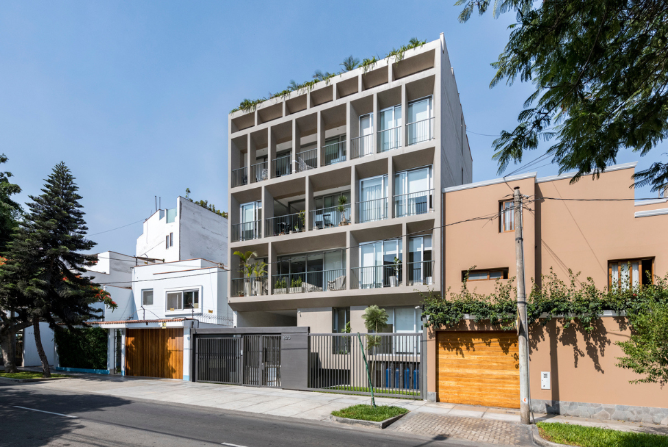 Edificio arica en un contexto urbano donde predomina la maximización del área construida, este proyecto multifamiliar en Miraflores.