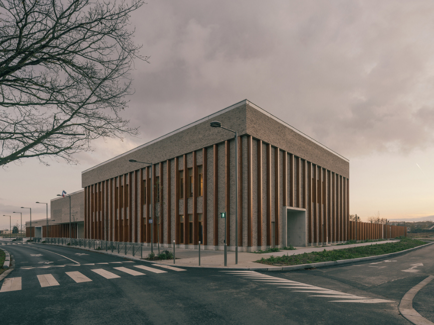 Claudie Haigneré es una obra arquitectónica diseñada por ValletdeMartinis Architectes. Este complejo escolar se integra de manera armoniosa