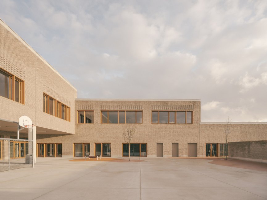 Claudie Haigneré es una obra arquitectónica diseñada por ValletdeMartinis Architectes. Este complejo escolar se integra de manera armoniosa