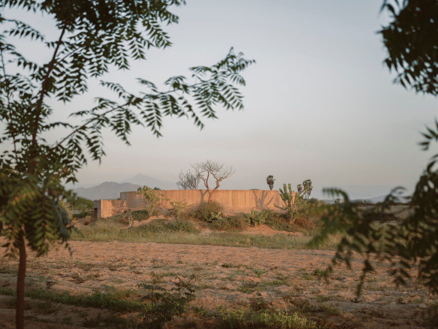 Recinto espiritual es una obra arquitectónica que establece un profundo diálogo con el paisaje desértico