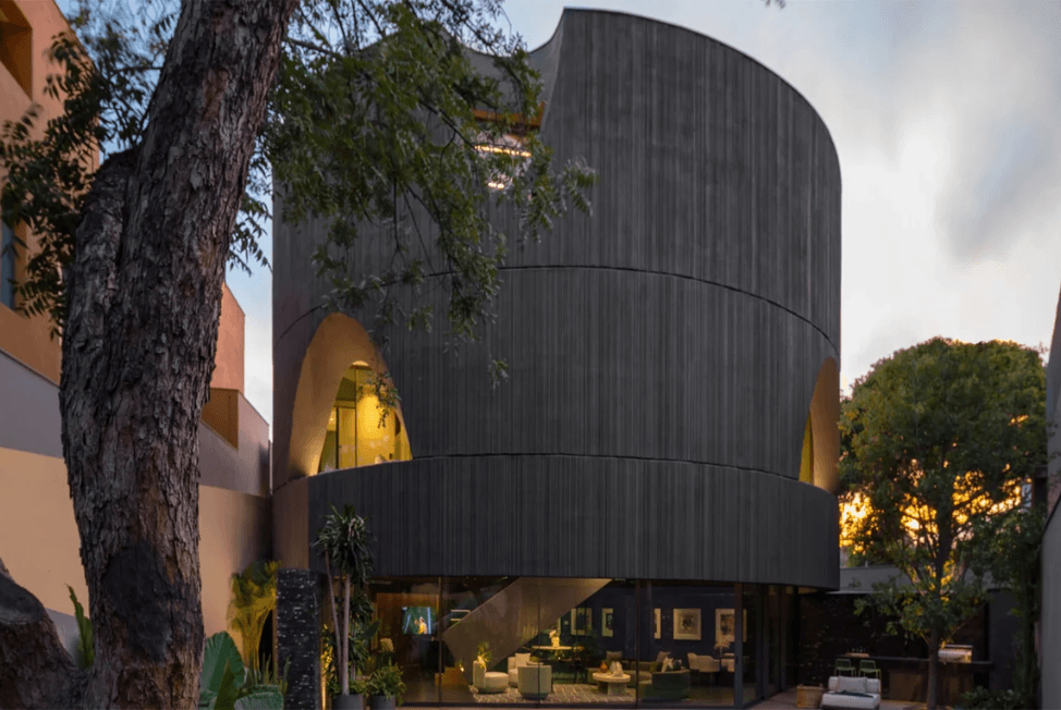 Casa del tec es una imponente residencia de concreto