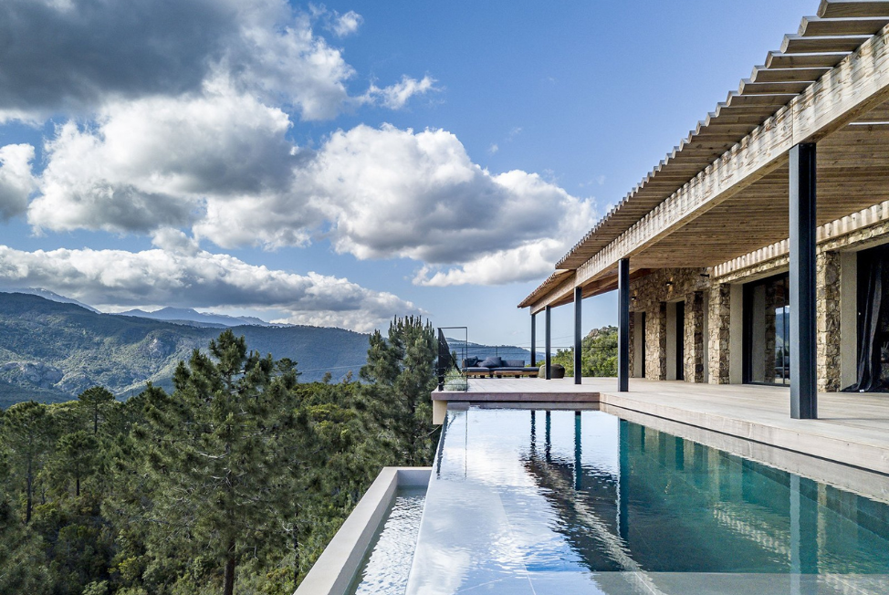 Maison TO: arquitectura que se funde con el paisaje de Córcega