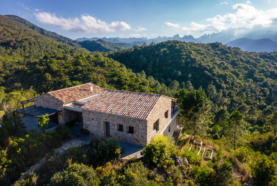 Maison TO: arquitectura que se funde con el paisaje de Córcega