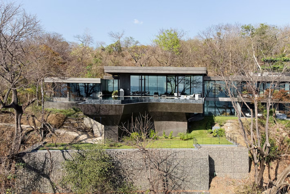 Arquitectura costera ubicada en un impresionante acantilado