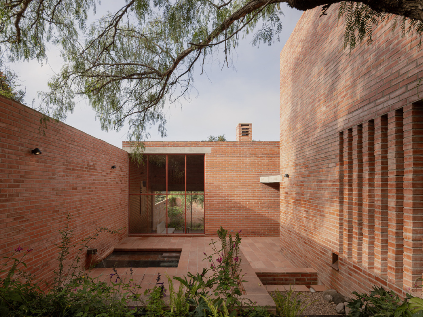 Pirules se sitúa en el borde del barrio Valle del Maíz.