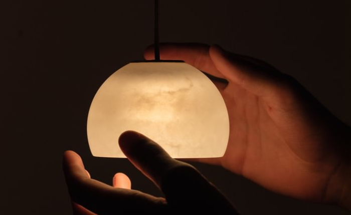 “NEIL – La pureza de la luz esculpida”